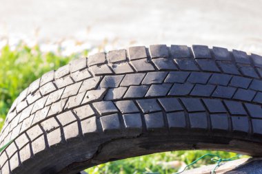 Lastik araba lastikleri çimlerin arasındaki parkta.