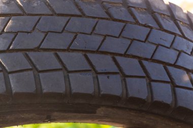 Lastik araba lastikleri çimlerin arasındaki parkta.