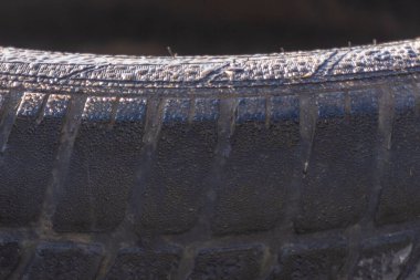 Lastik araba lastikleri çimlerin arasındaki parkta.