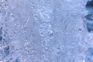 Çeşmeye ve parktaki suya su sıçratır ve fışkırtır.