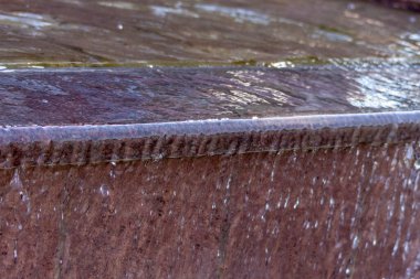 Çeşmeye ve parktaki suya su sıçratır ve fışkırtır.