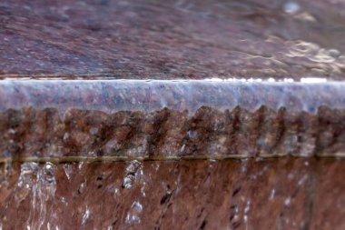 Çeşmeye ve parktaki suya su sıçratır ve fışkırtır.