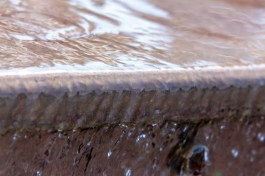 Çeşmeye ve parktaki suya su sıçratır ve fışkırtır.