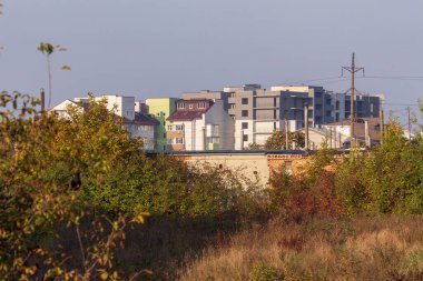 Şehirdeki bir evin ön cephesinde çok pencere var.