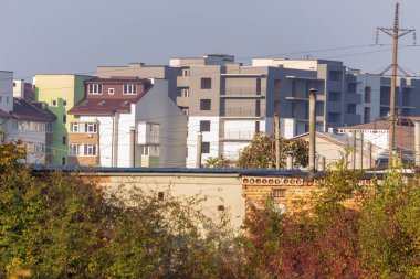 Şehirdeki bir evin ön cephesinde çok pencere var.