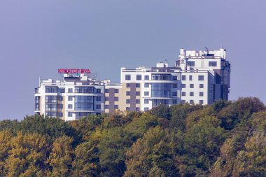 Şehirdeki bir evin ön cephesinde çok pencere var.