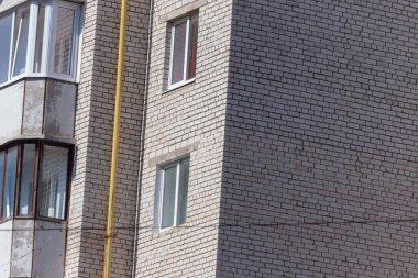 Şehirdeki bir evin ön cephesinde çok pencere var.