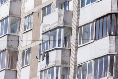 Şehirdeki bir evin ön cephesinde çok pencere var.