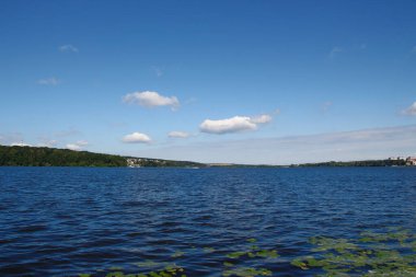 Ternopil 'deki göletin güzel manzarası