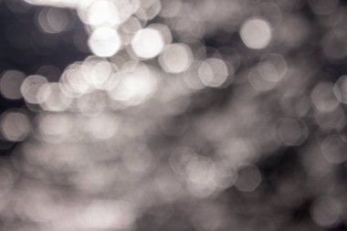 Eylül 'de su üzerindeki güneş ışınları söndü.