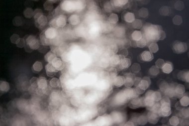 Eylül 'de su üzerindeki güneş ışınları söndü.