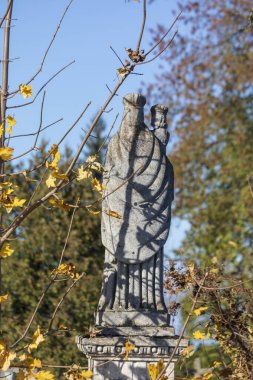 Sonbaharda mezarlıktaki eski taş anıt.