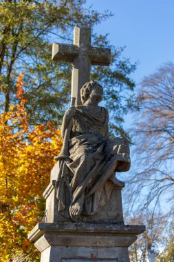 Taş heykel ya da bir mezarda duran antimonlu bir melek anıtı.