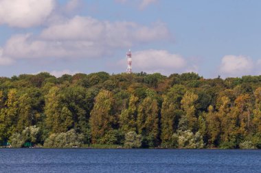 Gölün üzerindeki parkta sonbahar manzarası