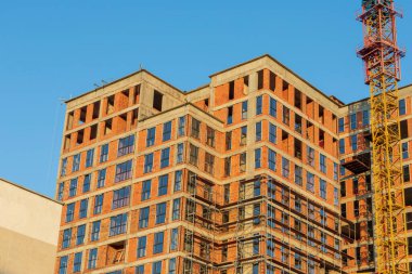 Uzun sarı tuğlalı ev ve pencereli cephe