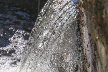 Parktaki nehirde fırtına gibi akan su ve akıntı.