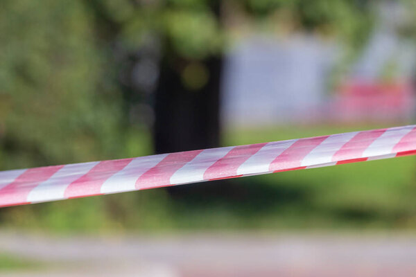 Красно-белая лента на месте аварии или на месте аварии или ремонта связи