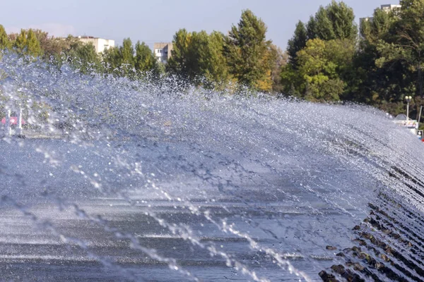Víz Fröccsenése Fúvókái Szökőkútban Parkban Lévő Vízben — Stock Fotó