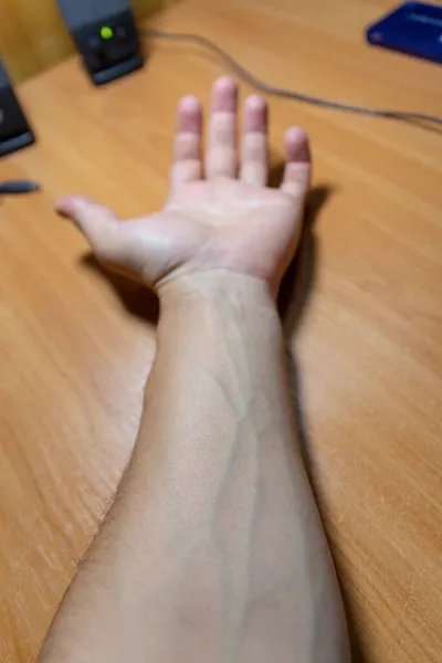静脈と静脈を示す肘への手の写真 Covid ワクチン接種 2021 — ストック写真