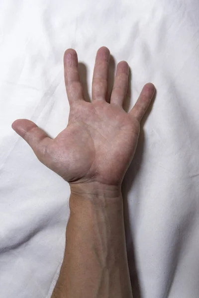 静脈と静脈を示す肘への手の写真 Covid ワクチン接種 2021 — ストック写真