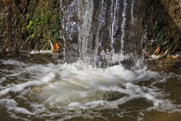 公園内の川の水と電流の嵐 — ストック写真