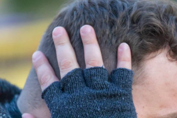 Απελπισμένος Άντρας Έπιασε Χέρια Του Πίσω Από Κεφάλι Του — Φωτογραφία Αρχείου