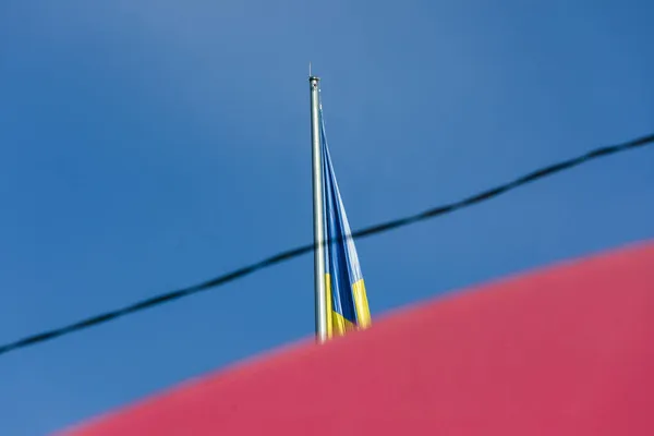Állam Kék Sárga Zászló Ukrajna Parkban Egy Zászlórúd Ellen — Stock Fotó
