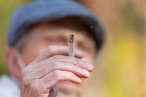 Старик Курит Сигару Осеннем Парке — стоковое фото