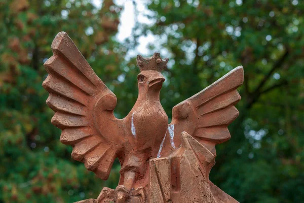 秋天公园里一只鸟的混凝土纪念碑 — 图库照片