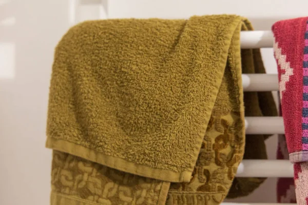 Σπιτικές Πολύχρωμες Πετσέτες Στεγνωτήριο Πετσετών Στο Μπάνιο — Φωτογραφία Αρχείου