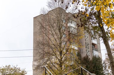 Parkın yakınındaki çok katlı bir bina. Evin dış görünüşü..