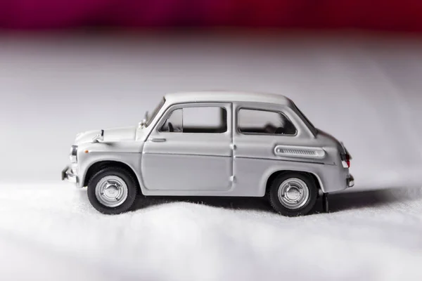 白い背景にグレーホワイトのおもちゃの車 — ストック写真