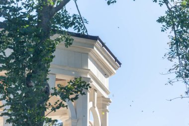 Gölün üzerindeki aşıklar için parkta taş bir çardak.