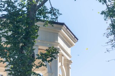 Gölün üzerindeki aşıklar için parkta taş bir çardak.