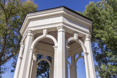 Gölün üzerindeki aşıklar için parkta taş bir çardak.