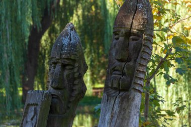 Parktaki bilge askerin ahşap heykeli.