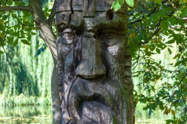 Parktaki bilge askerin ahşap heykeli.