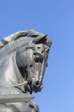 Heykel üzerinde bir at için taş heykel
