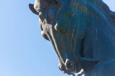 Heykel üzerinde bir at için taş heykel