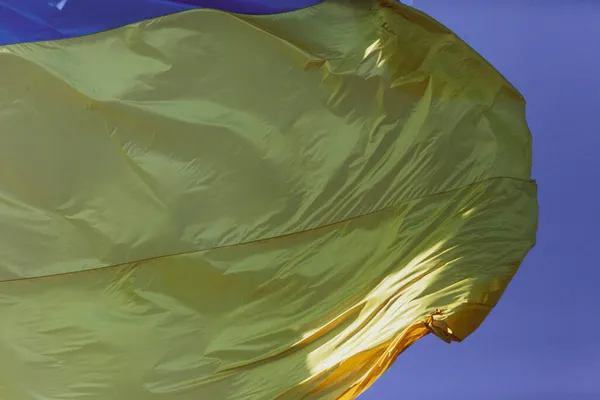 Żółta Niebieska Flaga Ukrainy Maszcie Flagowym Trzepocze Wietrze — Zdjęcie stockowe