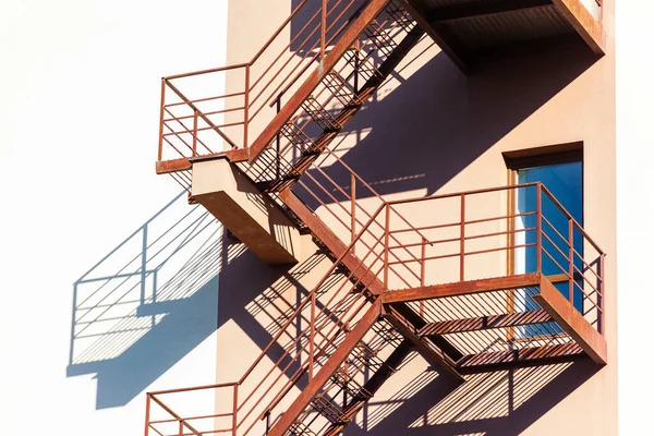 Escadas Metal Vermelho Parede Casa — Fotografia de Stock