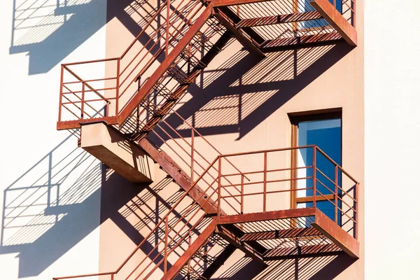 Rood Metalen Trap Muur Van Het Huis — Stockfoto