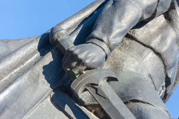 戦士の手にある金属製の大きな剣 — ストック写真