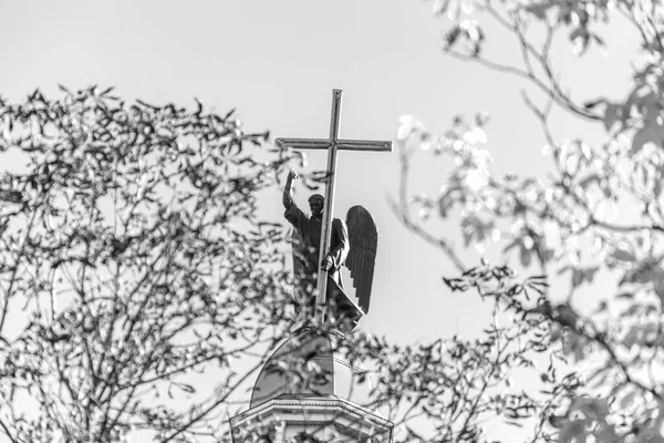 Ukrayna Katolik Kilisesi Nin Çatısında Haçlı Bir Melek Heykeli — Stok fotoğraf