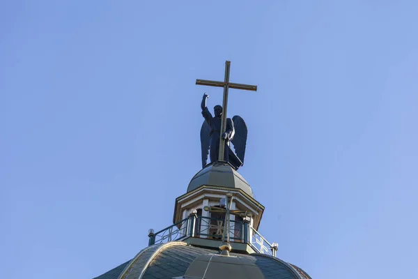 Ukrayna Katolik Kilisesi Nin Çatısında Haçlı Bir Melek Heykeli — Stok fotoğraf