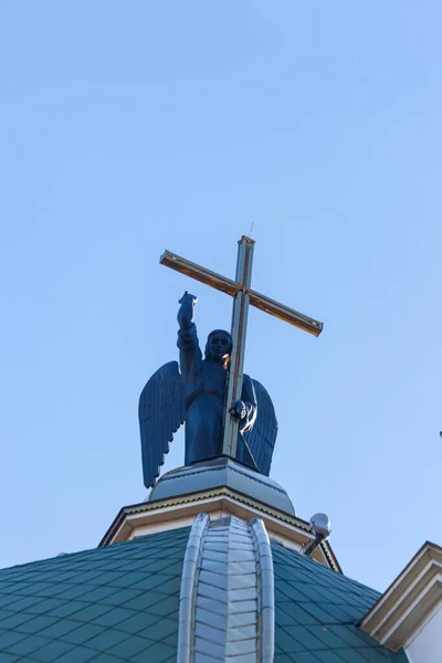 Ukrayna Katolik Kilisesi Nin Çatısında Haçlı Bir Melek Heykeli — Stok fotoğraf