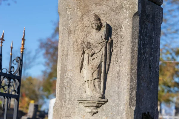 秋天墓地墓碑上的古老石碑 — 图库照片