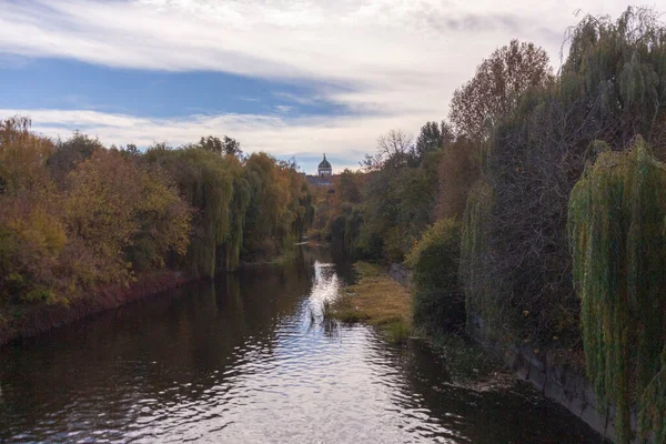 Das Flussbett Park Und Das Dach Der Kirche Herbstwetter Bäume — Stockfoto