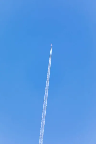 Plane Lies Blue Sky Leaves White Trail — Stock Photo, Image
