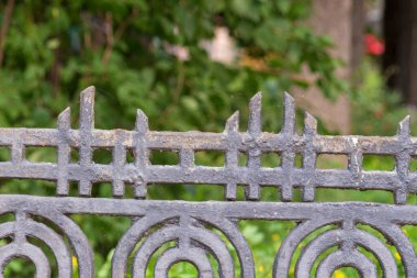 Evin yakınındaki eski siyah metal çit.